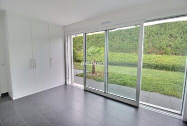 Rez-de-jardin contemporain avec 400 m² de jardin, proche du lac
