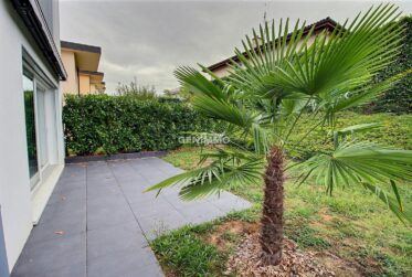 Rez-de-jardin contemporain avec 400 m² de jardin, proche du lac