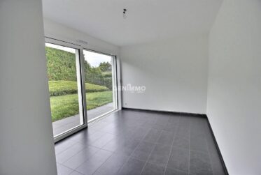 Rez-de-jardin contemporain avec 400 m² de jardin, proche du lac