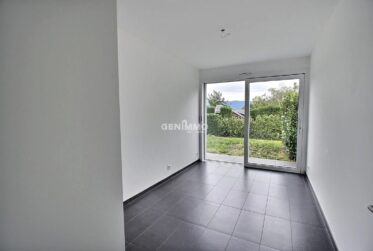 Rez-de-jardin contemporain avec 400 m² de jardin, proche du lac
