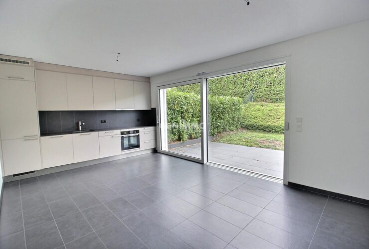 Rez-de-jardin contemporain avec 400 m² de jardin, proche du lac