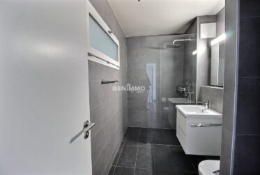 Rez-de-jardin contemporain avec 400 m² de jardin, proche du lac